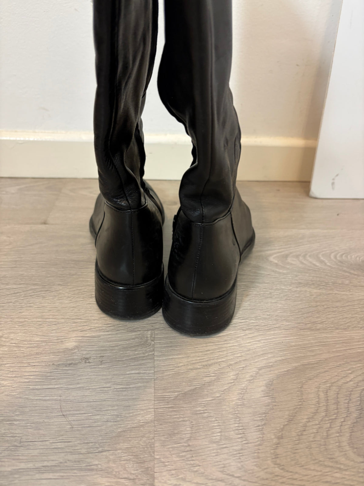 GEOX. Botas piel negras detalle marrón. T 39,5