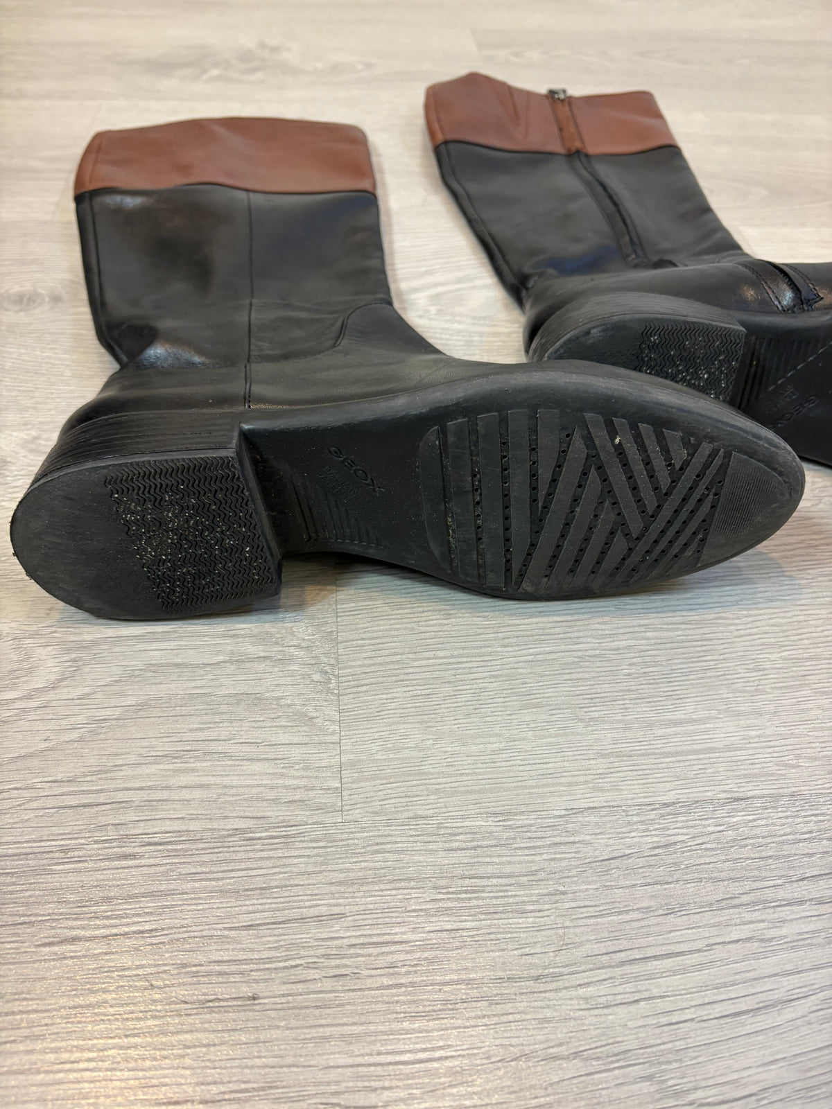 GEOX. Botas piel negras detalle marrón. T 39,5