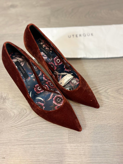 UTERQÜE. Tacones terciopelo caldero. T 39