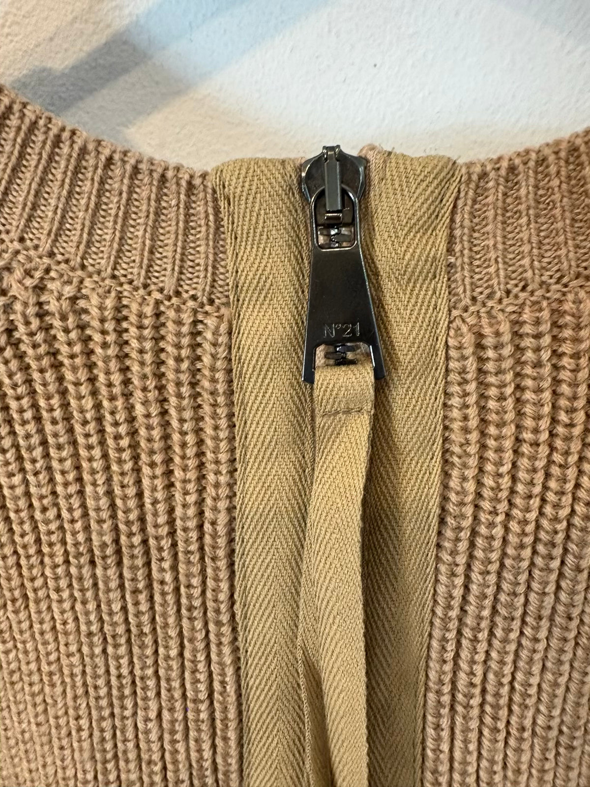 Nº 21. Jersey lana  camel detalle mangas