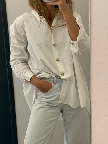 ZARA. Camisa blanca detalle botones