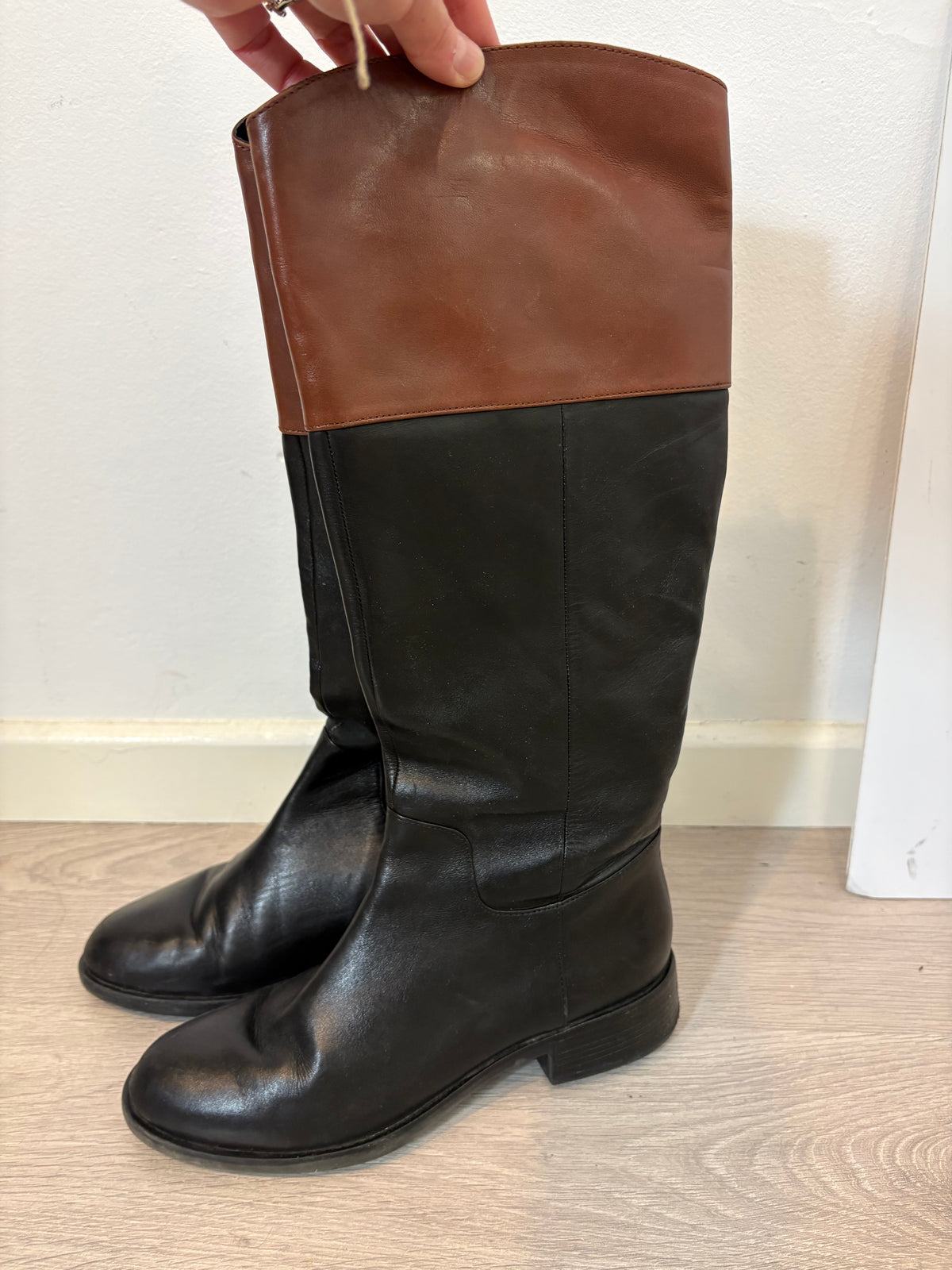 GEOX. Botas piel negras detalle marrón. T 39,5