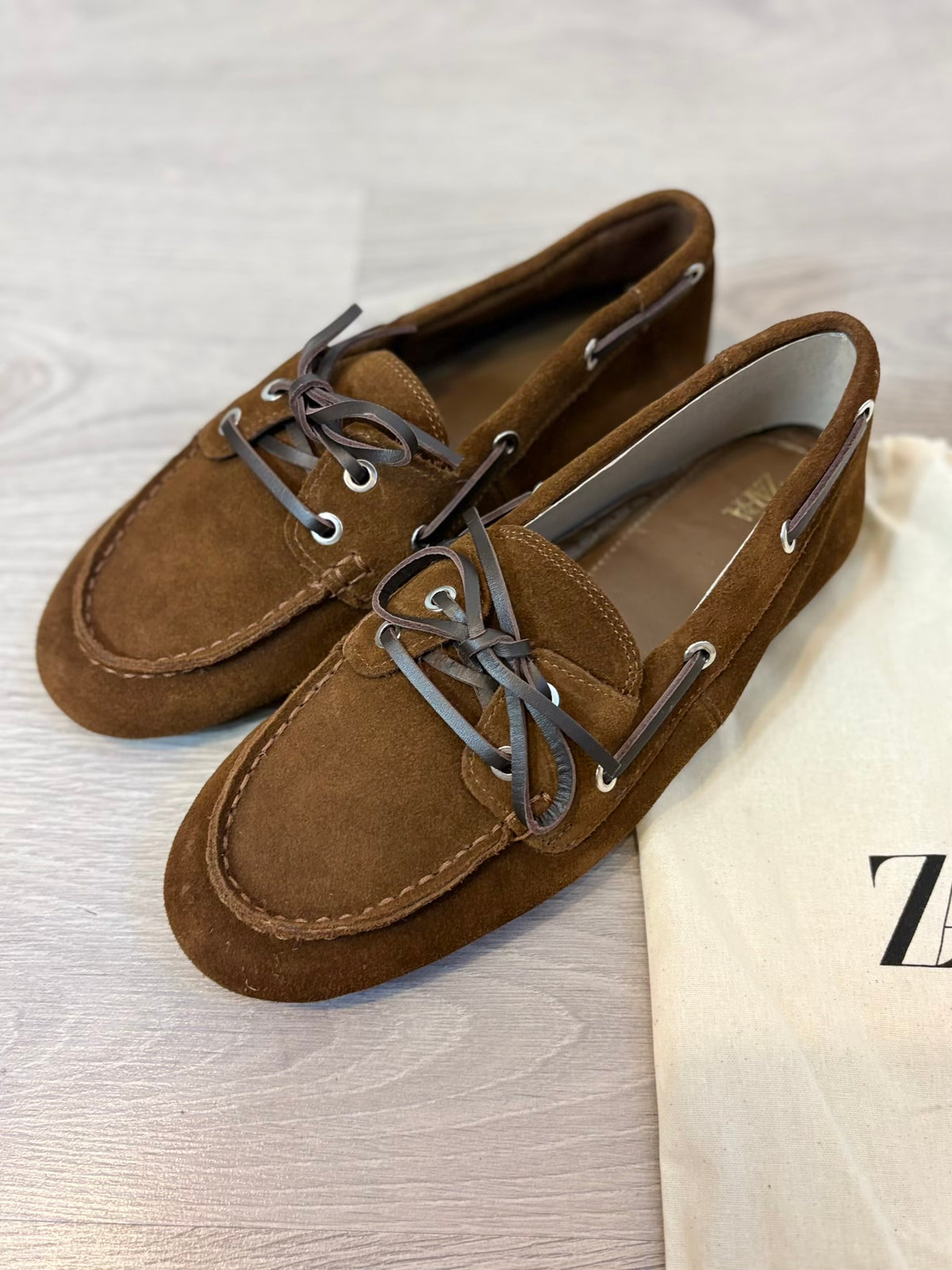ZARA. Náuticos de ante marrón chocolate. T 38