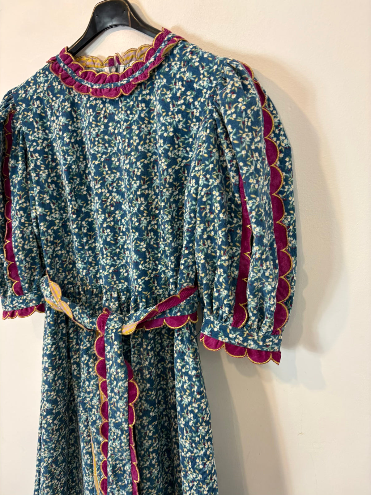CELIA B. Vestido estampado con detalles