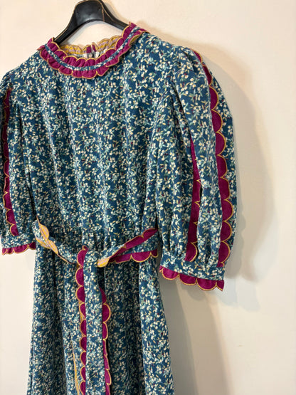 CELIA B. Vestido estampado con detalles