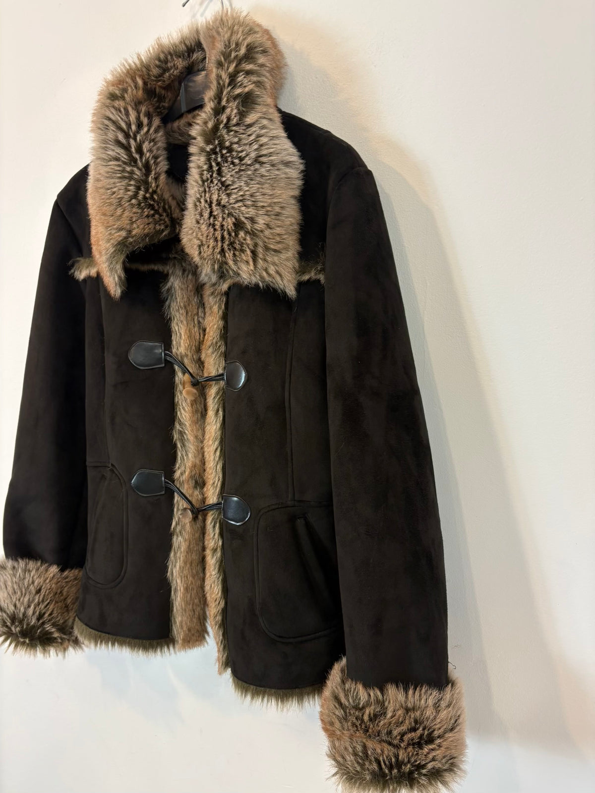 COMME DU VRAI PARIS. Chaqueta negra pelo interior vintage