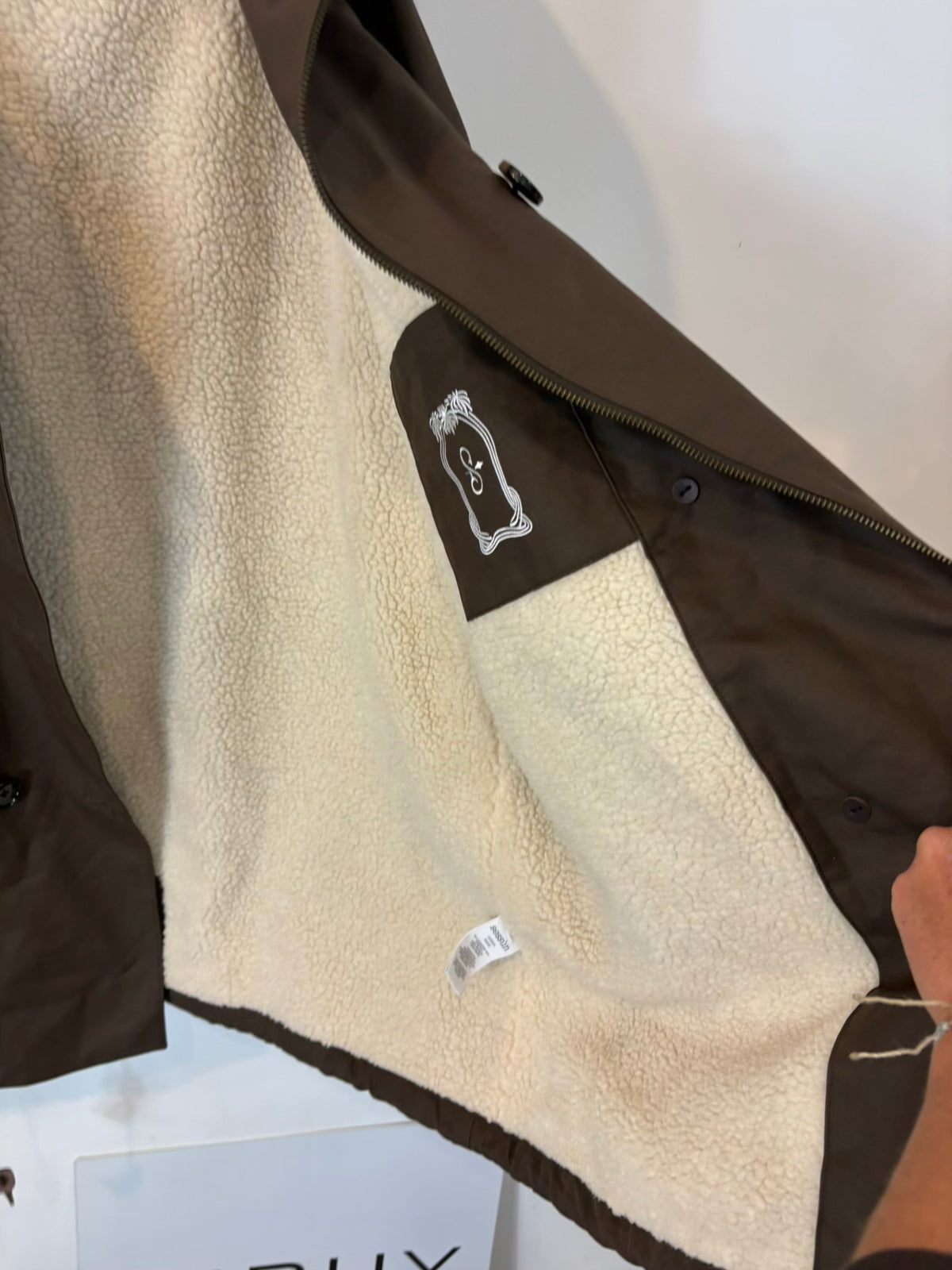 SESSÚN. Abrigo parka verde caqui con borrego interior