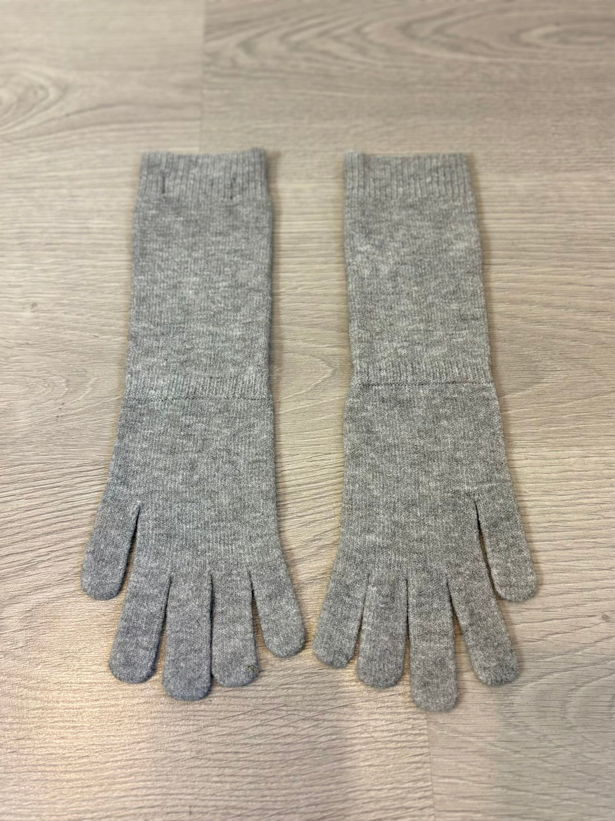 Guantes grises largos
