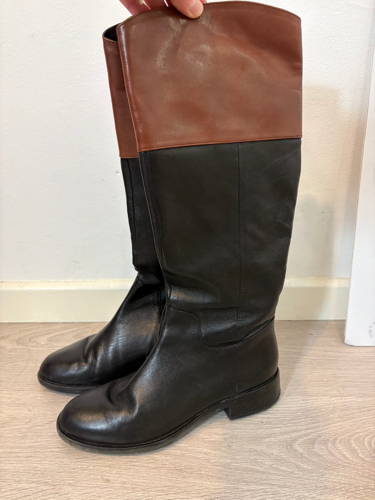 GEOX. Botas piel negras detalle marrón. T 39,5