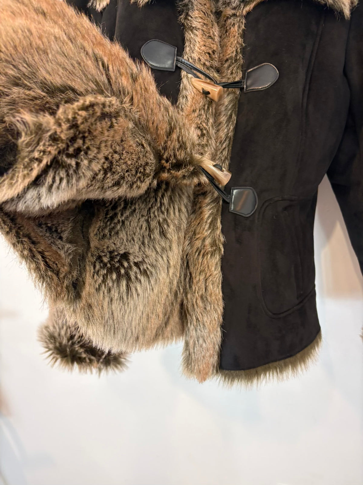 COMME DU VRAI PARIS. Chaqueta negra pelo interior vintage