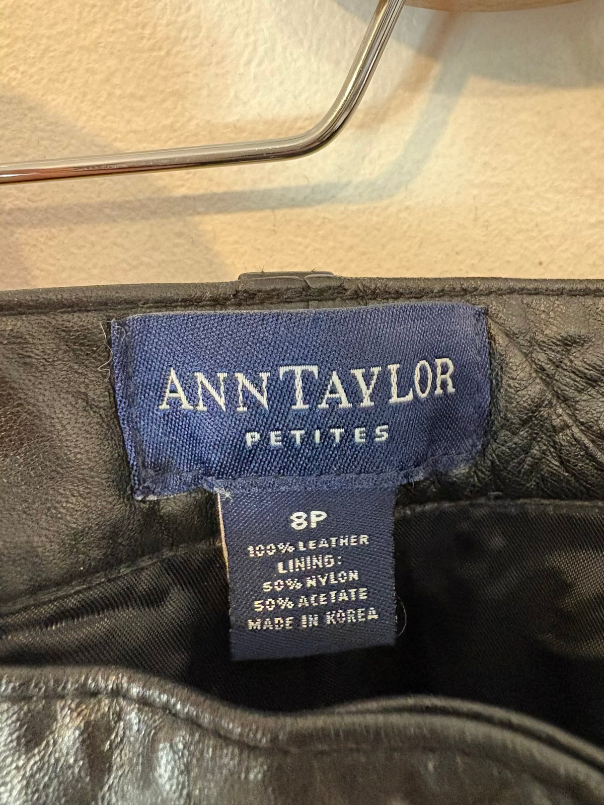 ANN TAYLOR. Pantalón negro piel