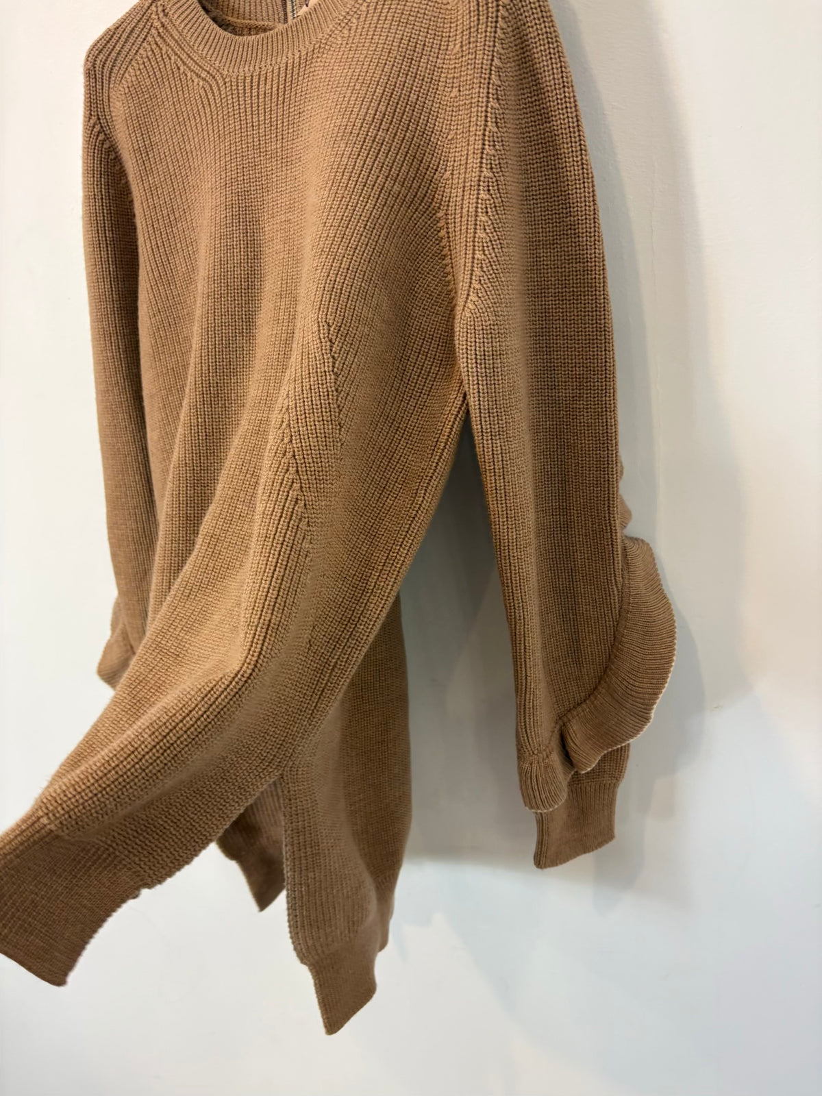 Nº 21. Jersey lana  camel detalle mangas