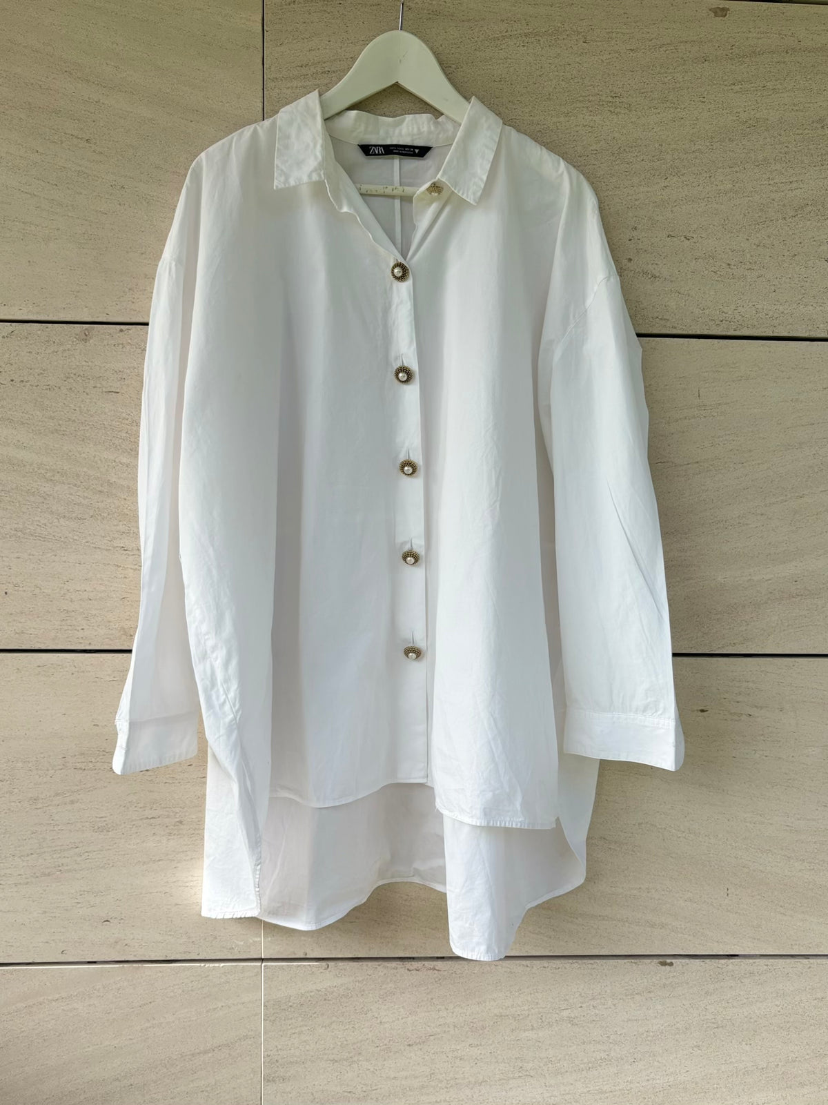 ZARA. Camisa blanca detalle botones