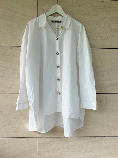 ZARA. Camisa blanca detalle botones