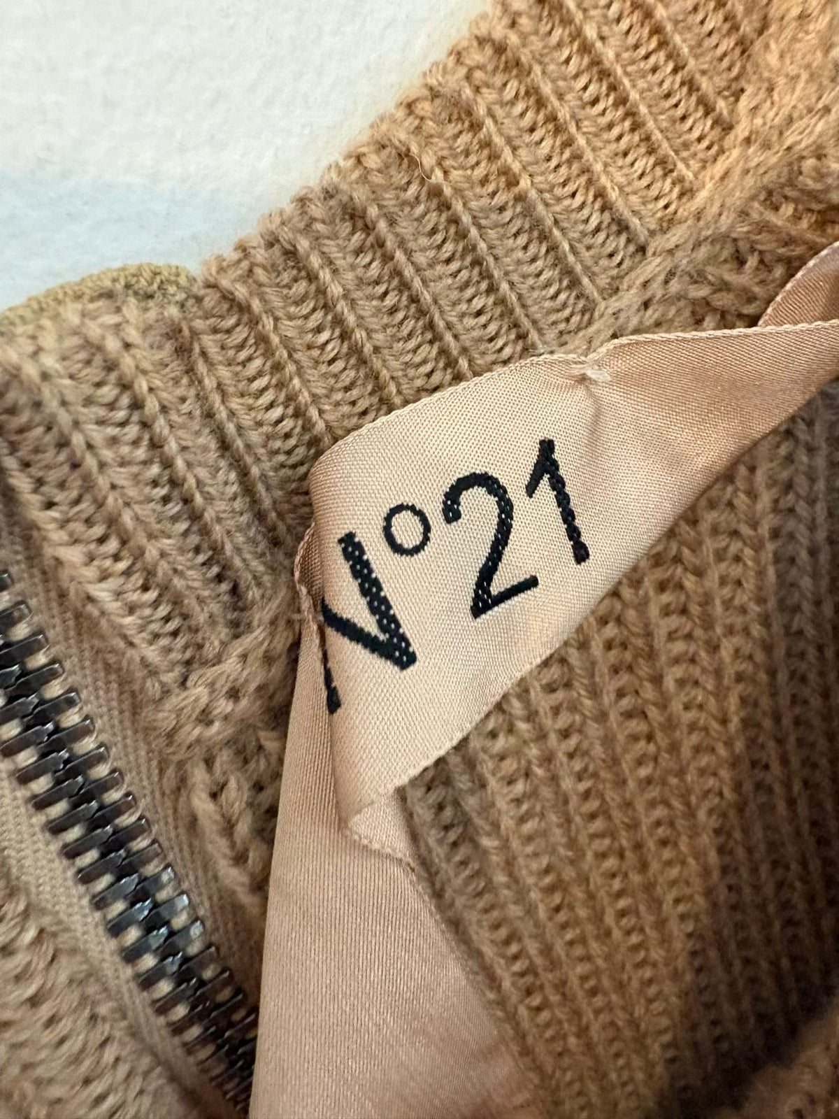 Nº 21. Jersey lana  camel detalle mangas