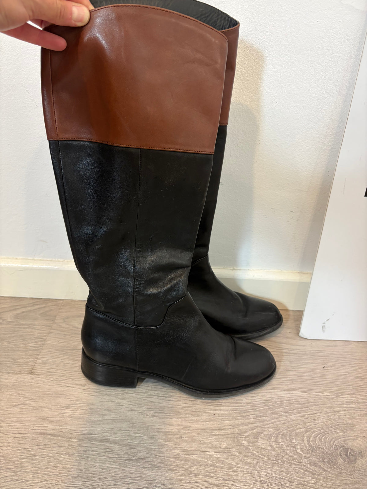 GEOX. Botas piel negras detalle marrón. T 39,5