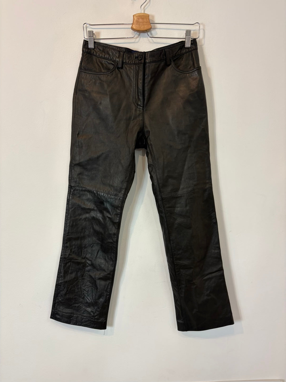 ANN TAYLOR. Pantalón negro piel