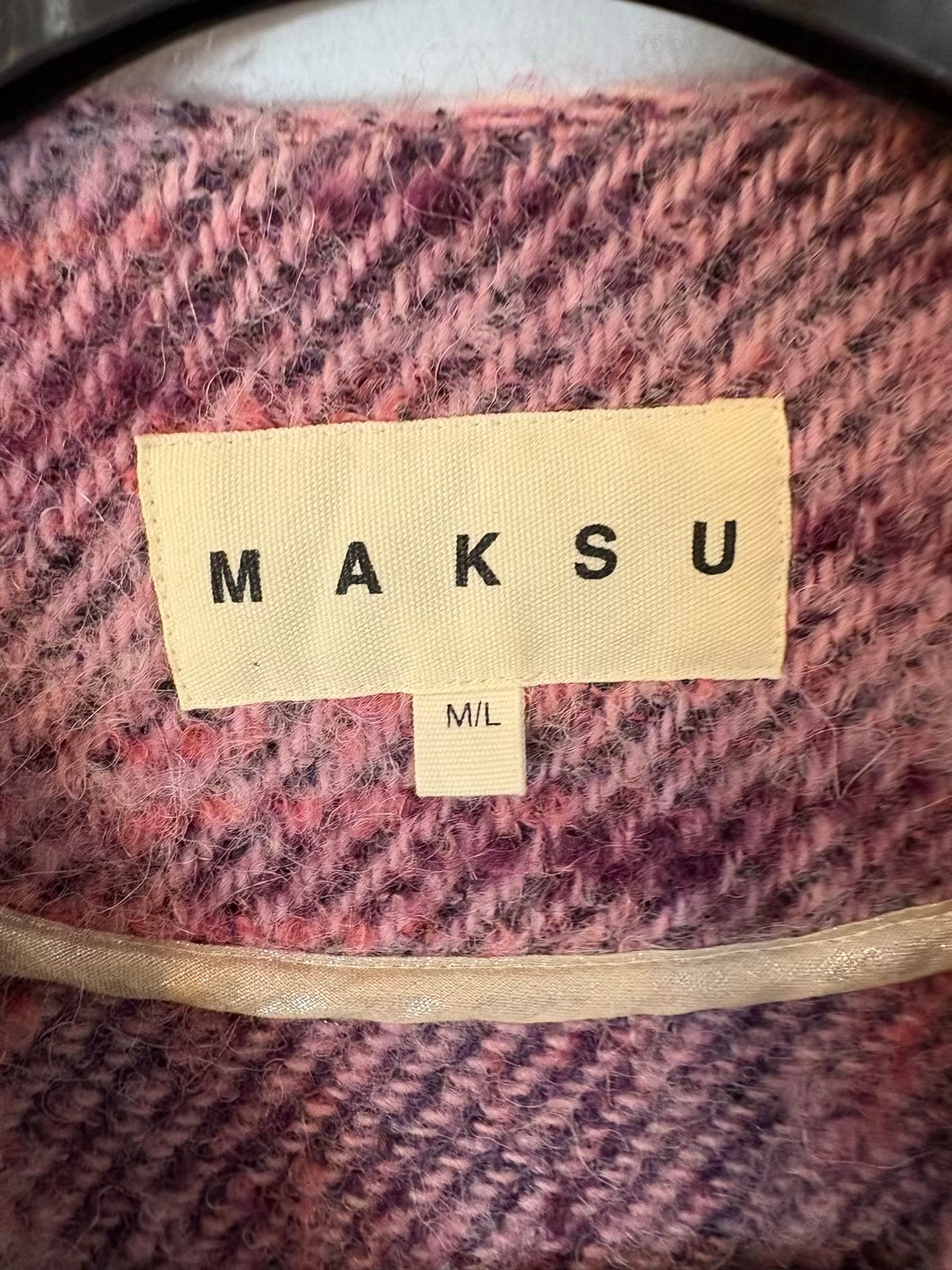 MAKSU. Chaleco lana tonos rosas cinturón
