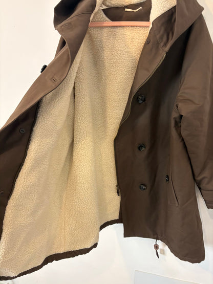 SESSÚN. Abrigo parka verde caqui con borrego interior