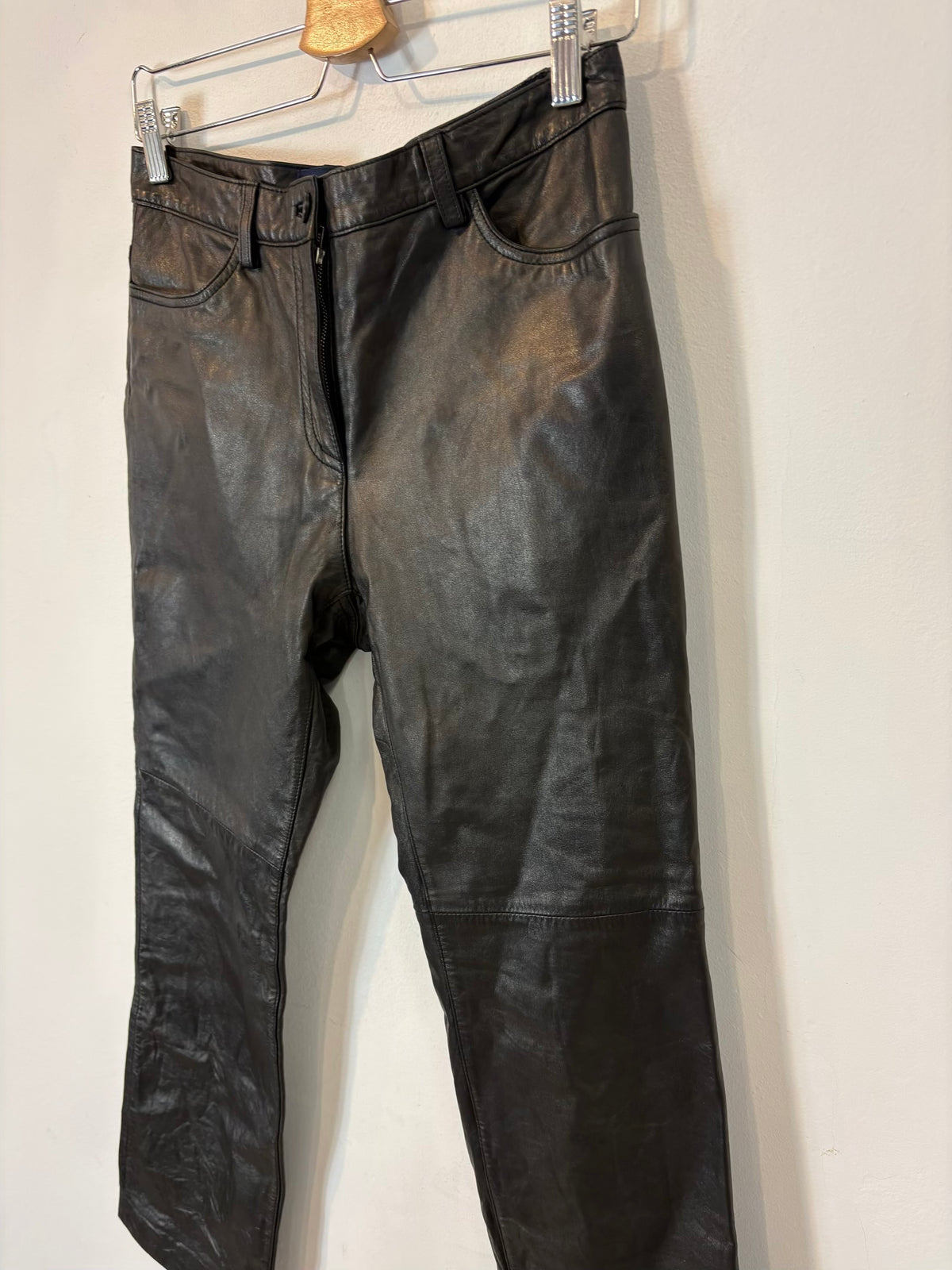 ANN TAYLOR. Pantalón negro piel