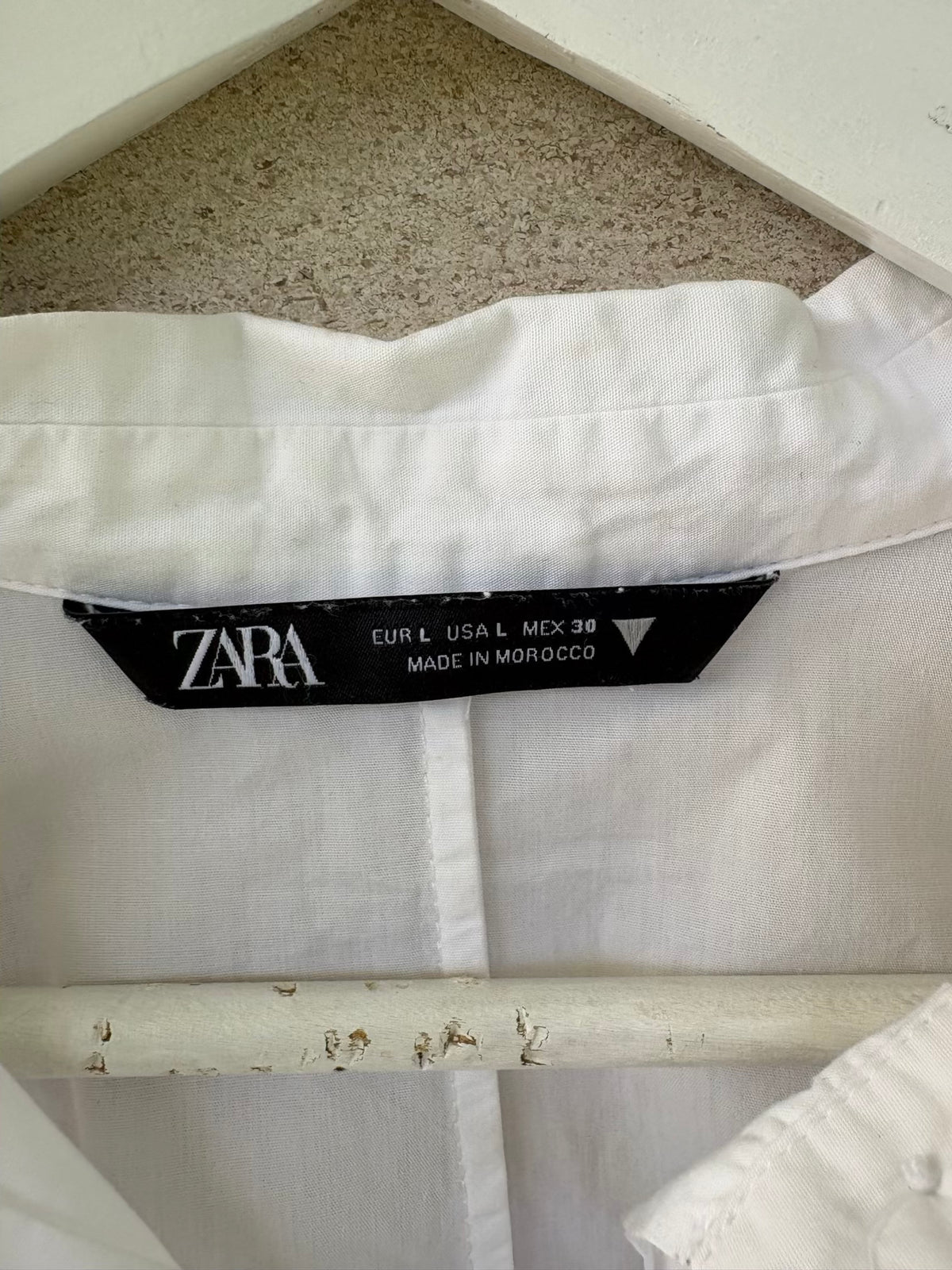 ZARA. Camisa blanca detalle botones