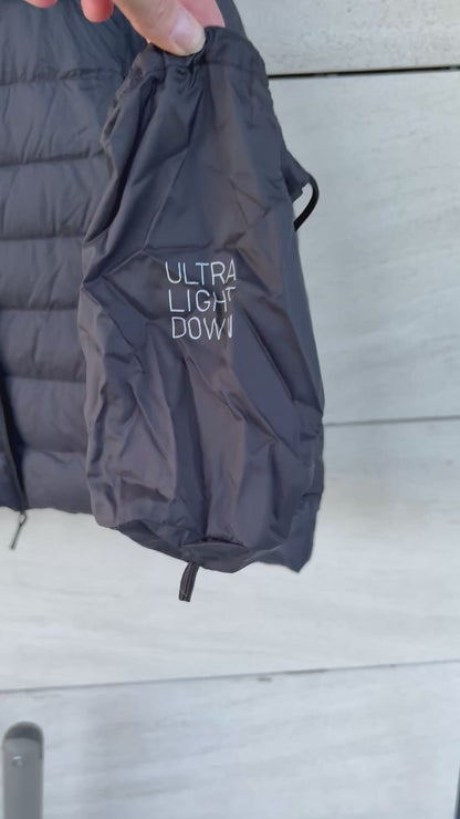 UNIQLO. Ultralight dark blue down jacket with hood. TM