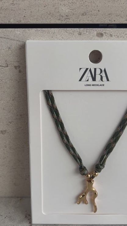 ZARA. Collar tela verde y colgante dorado. T M