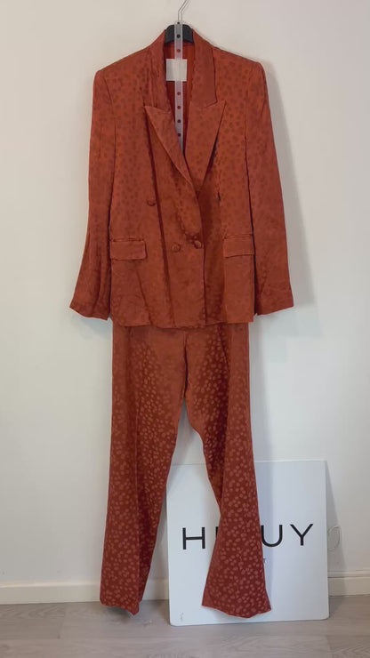 MANGO. Total look satinado caldera