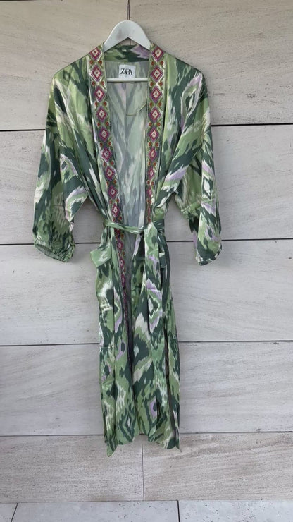 ZARA. kimono largo estampado y bordados. T M