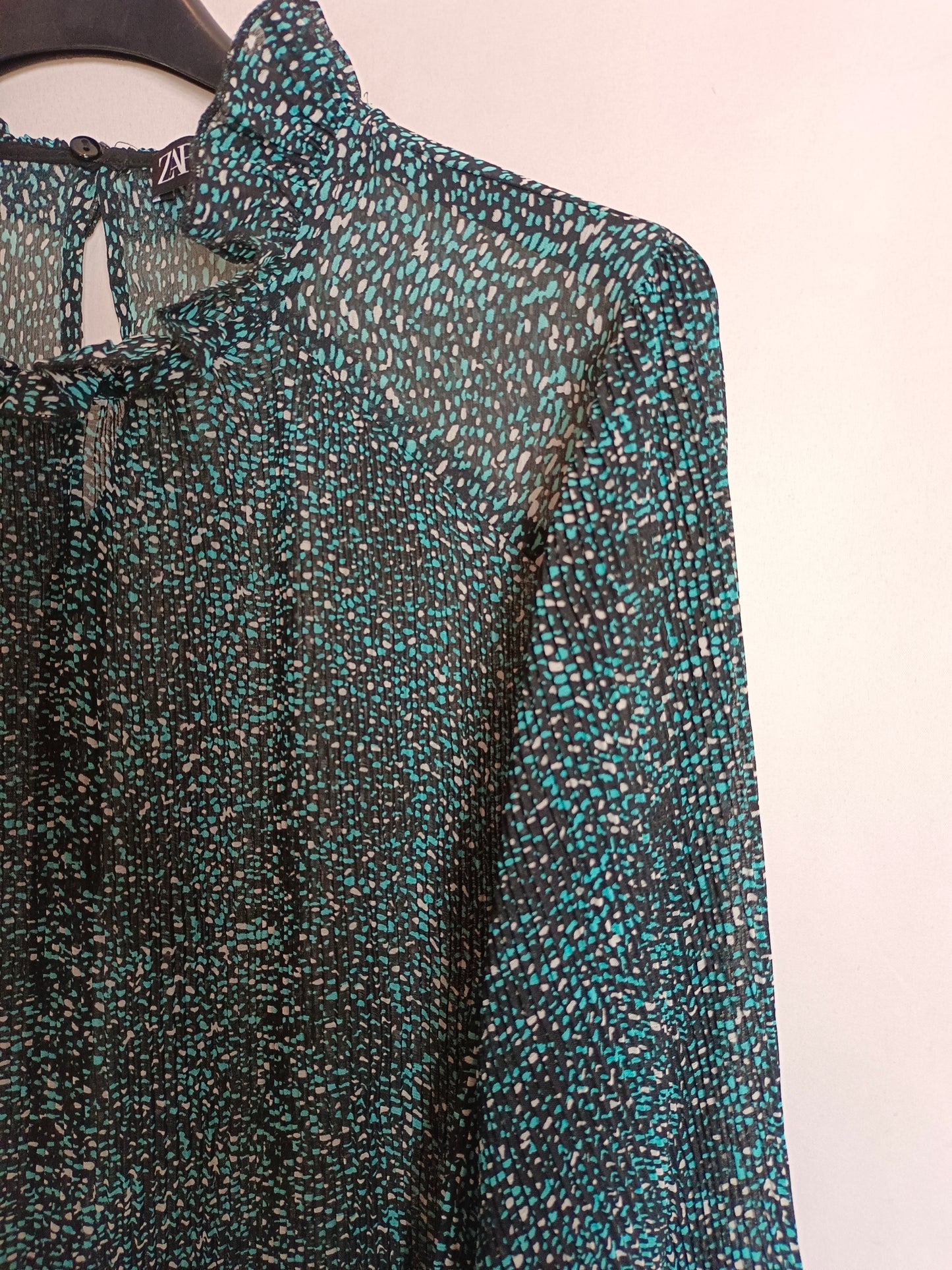 ZARA. Blusa plisada estampada  T.m