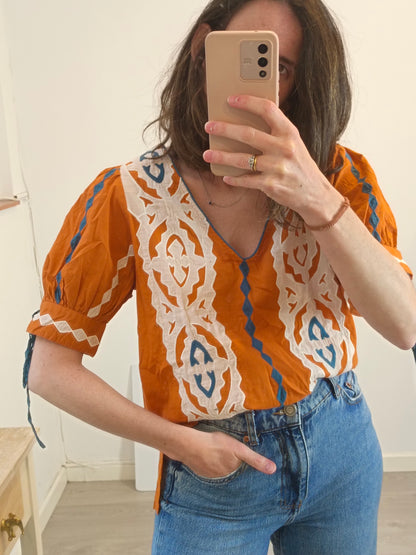 MAKSU. Top caldero bordados. T M