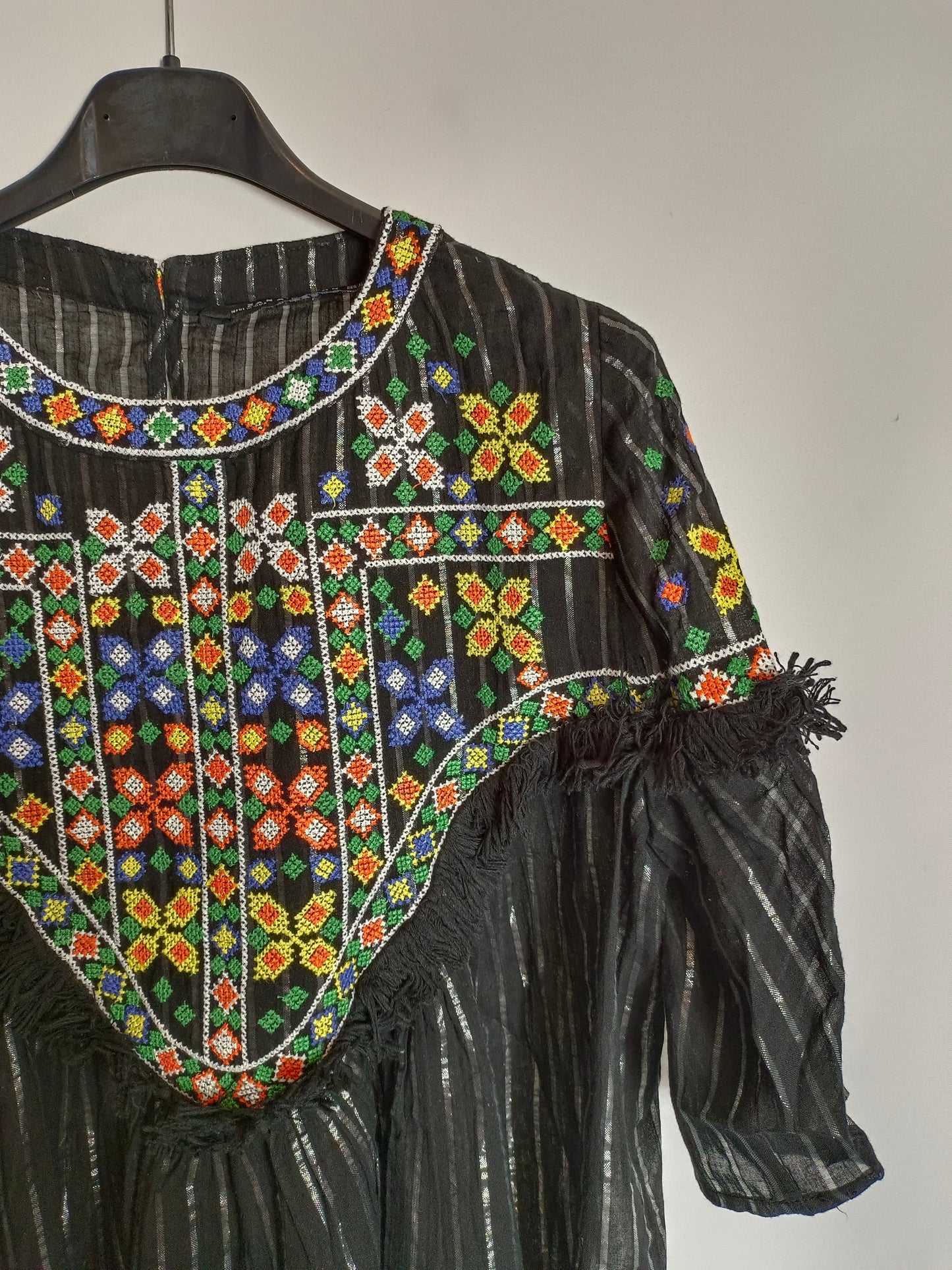 ZARA. Blusa negra bordada  T.m