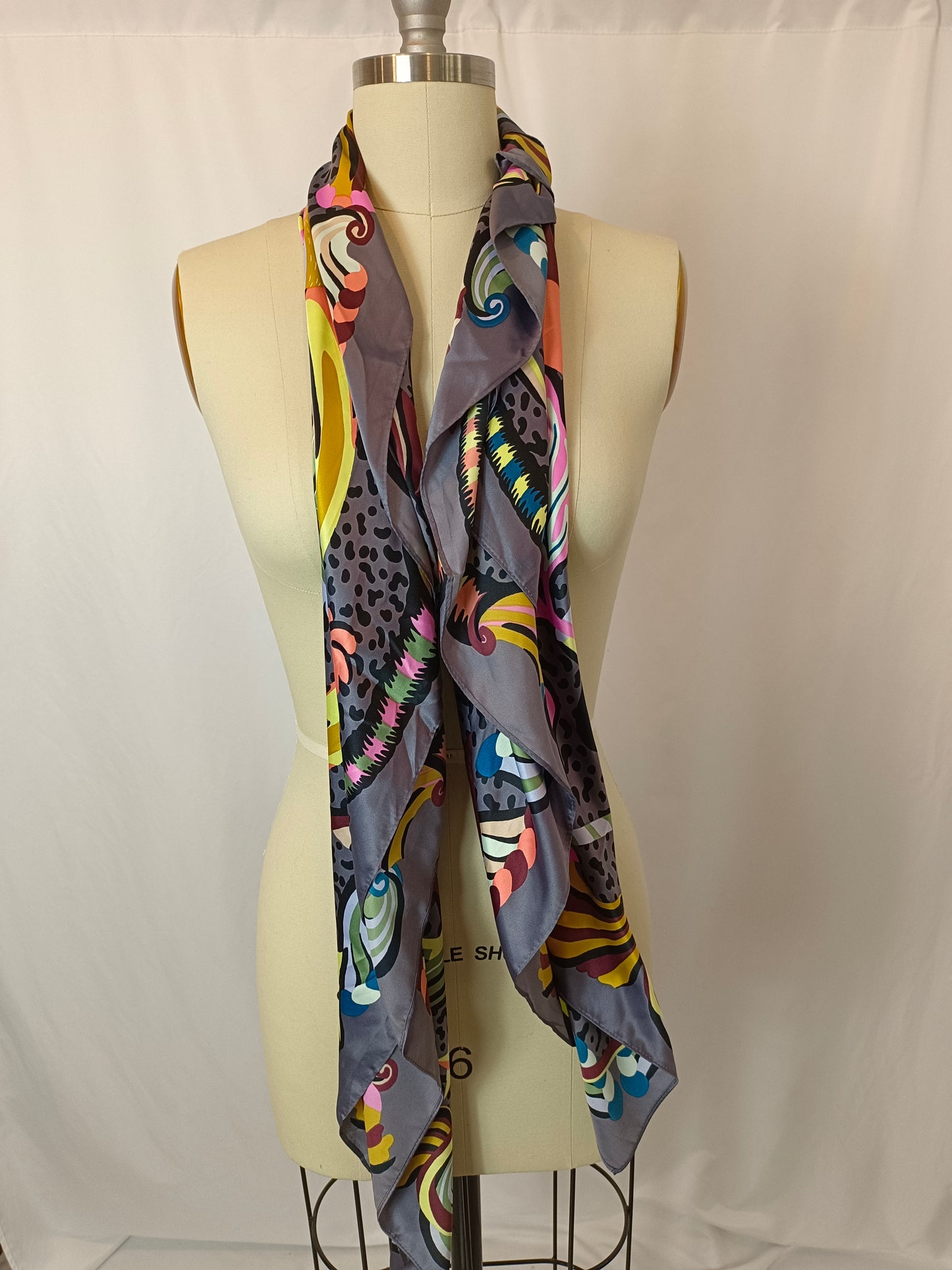 BIMBA Y LOLA. Printed gray scarf