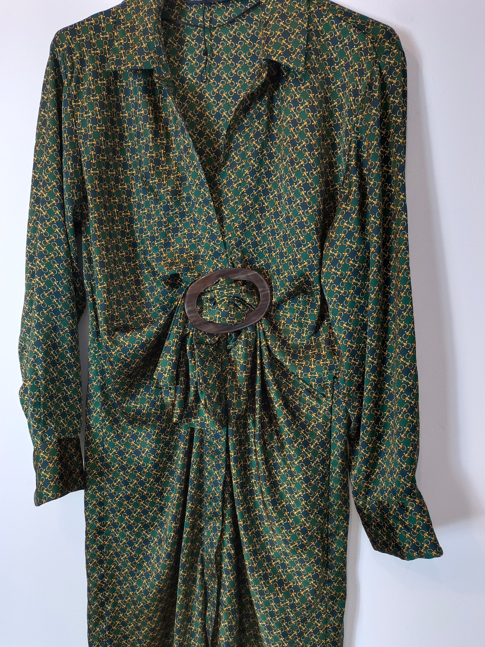ZARA. Vestido midi verde cadenas T.s Hibuy market ZARA. Vestido midi verde cadenas T.s Hibuy market