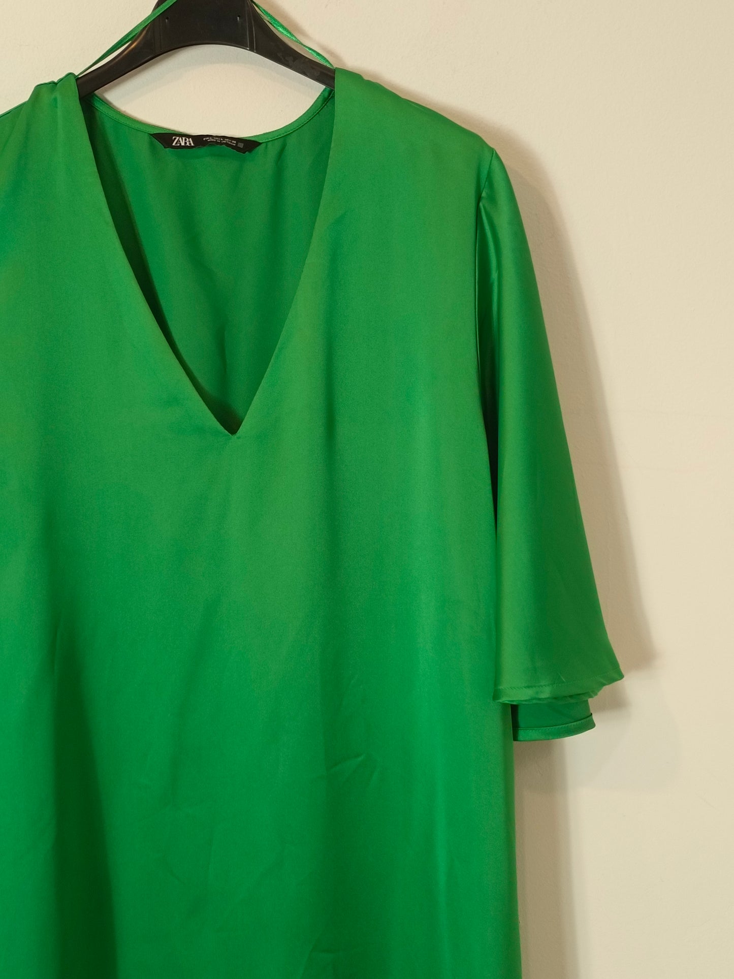 ZARA. Vestido satinado verde T.l
