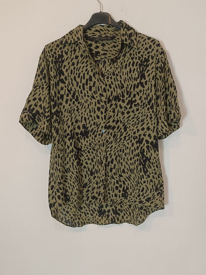 ZARA. Blusa verde animal print T.xs