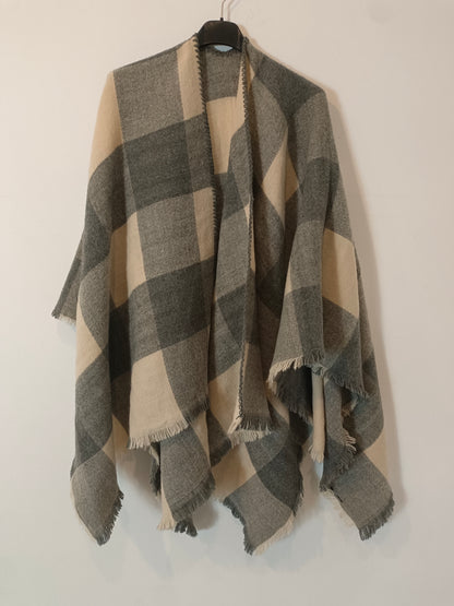 OTRA. Poncho beige y gris cuadros