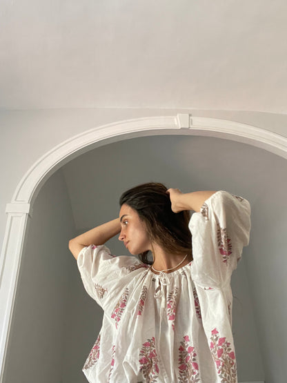 PAIR &amp; SCALE. White blouse with pink flower print Ts