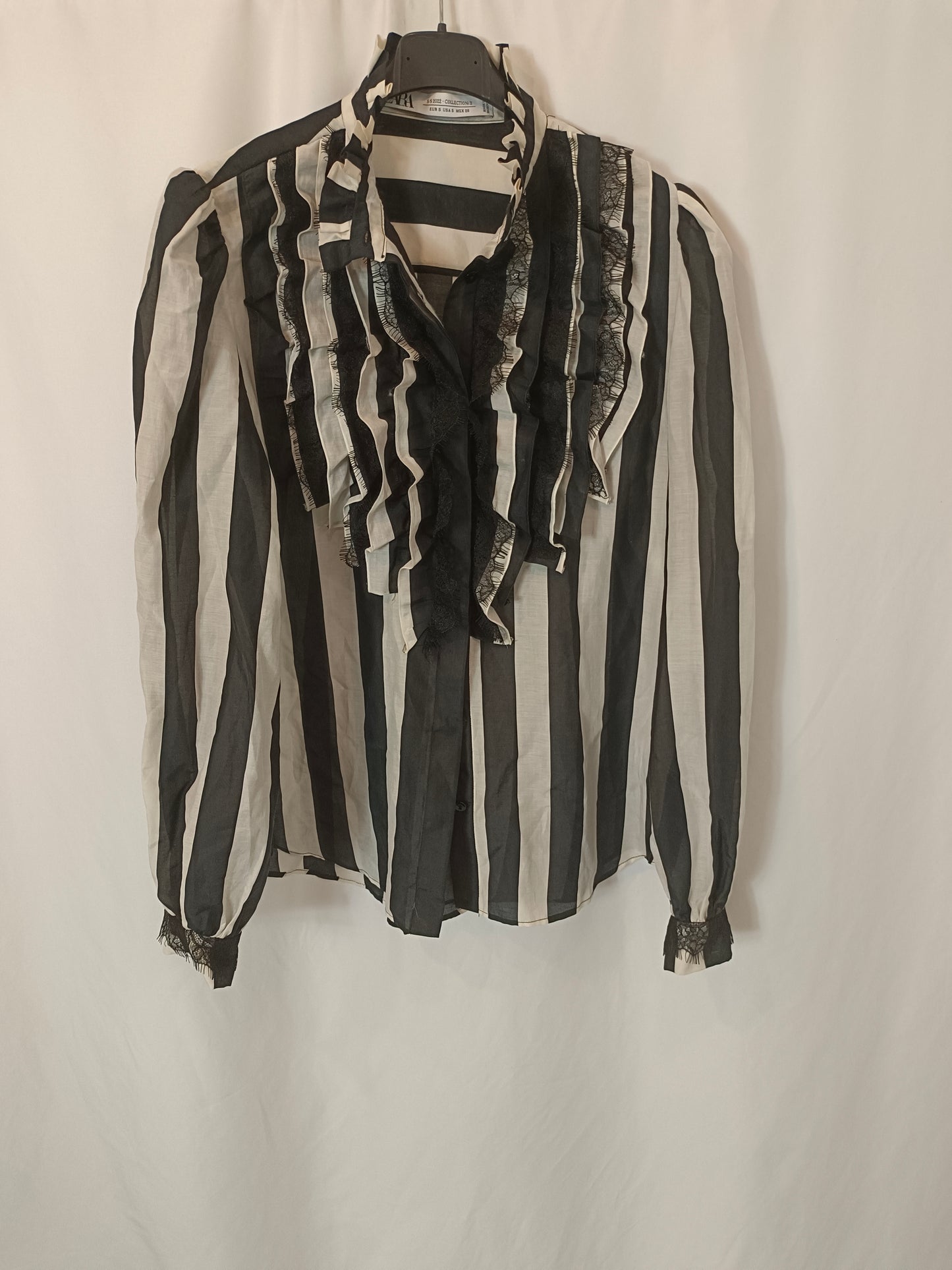 ZARA. Black and white striped blouse Ts