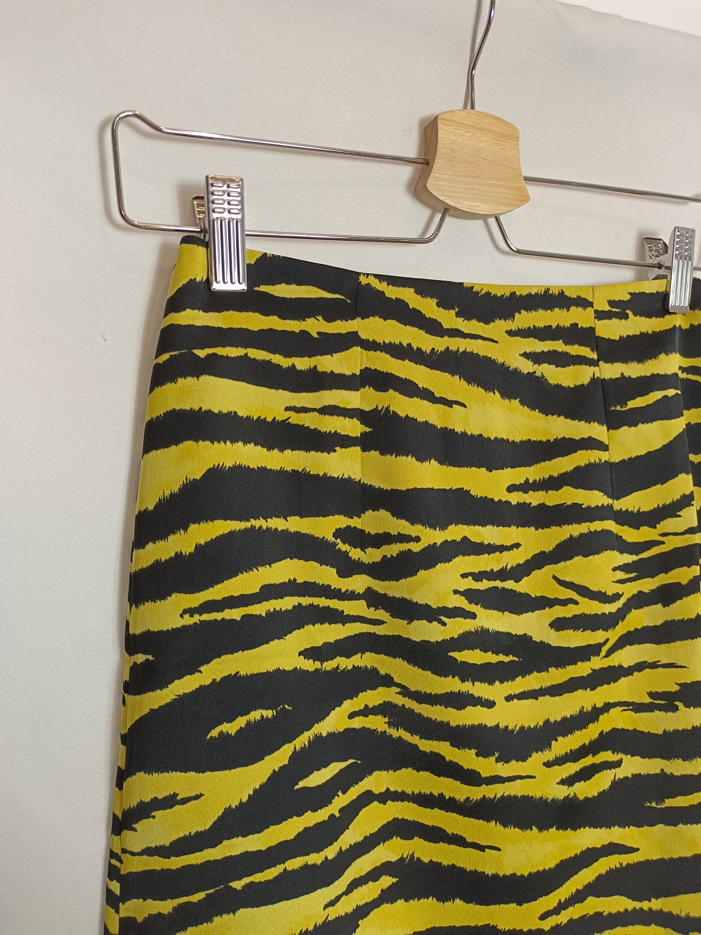 MANGO. Falda corta print T.xs