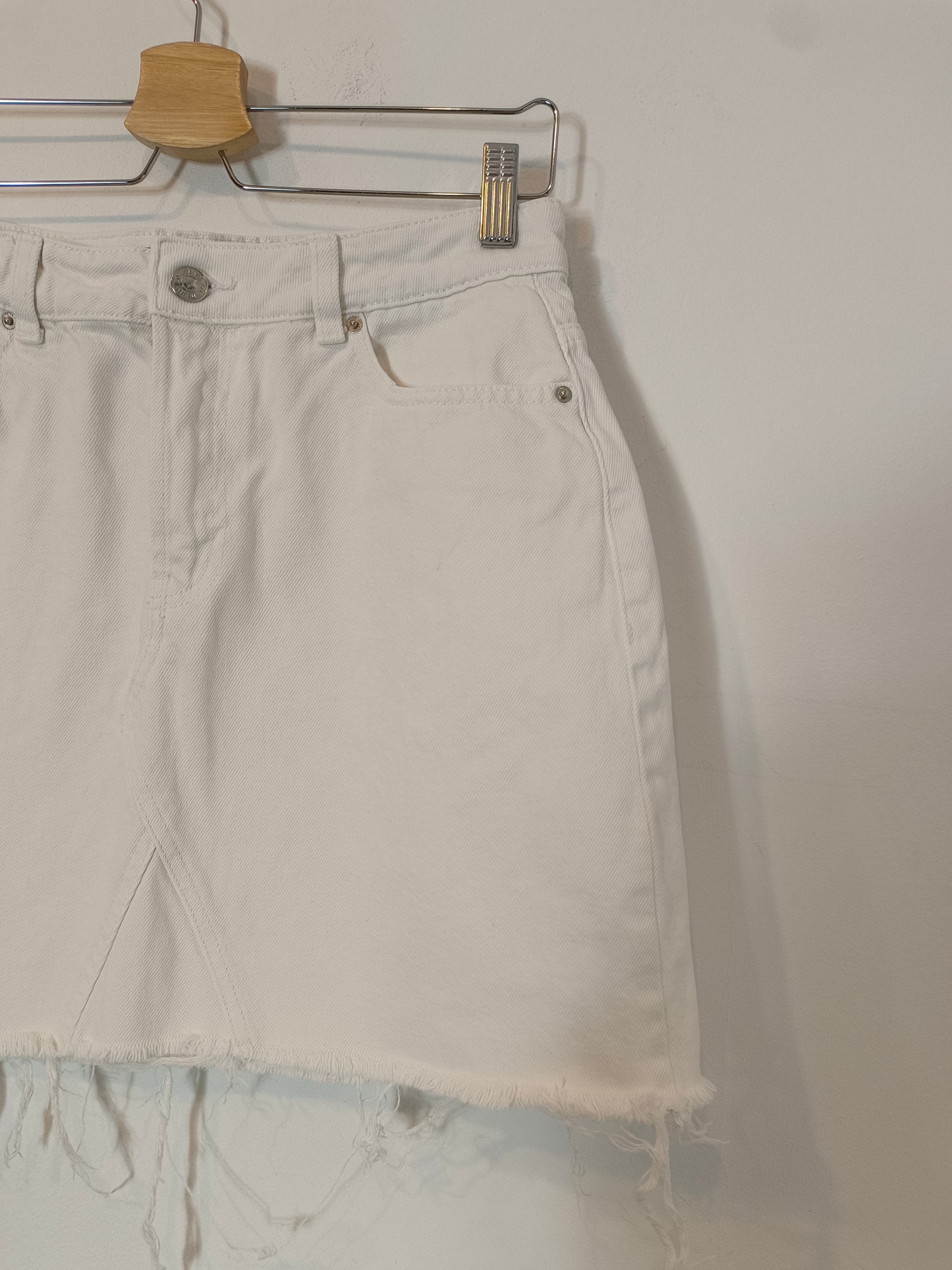 PRIMARK. Short white denim skirt, size 40
