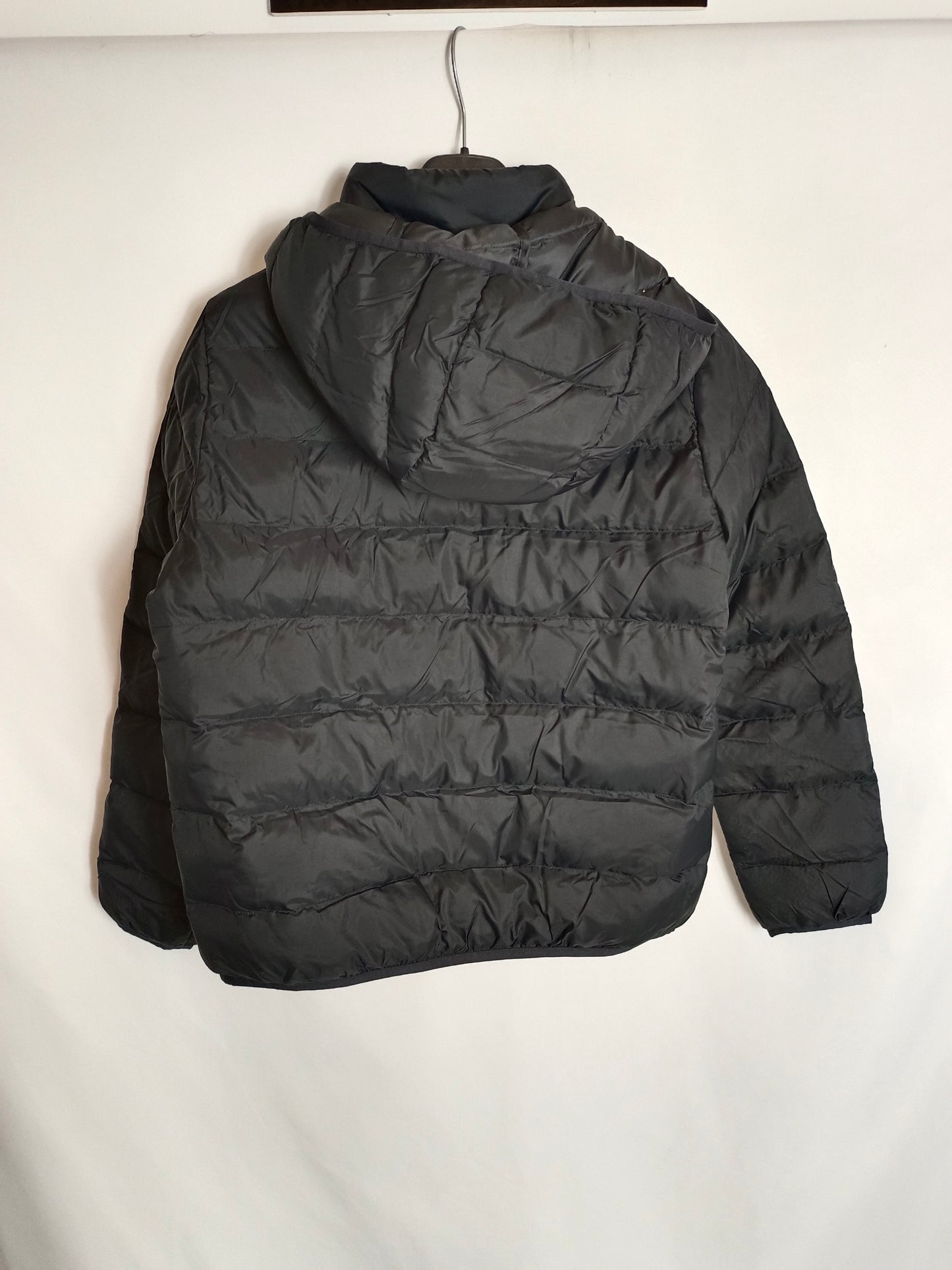 UNIQLO. Plumas negro ligero T.11-12 años