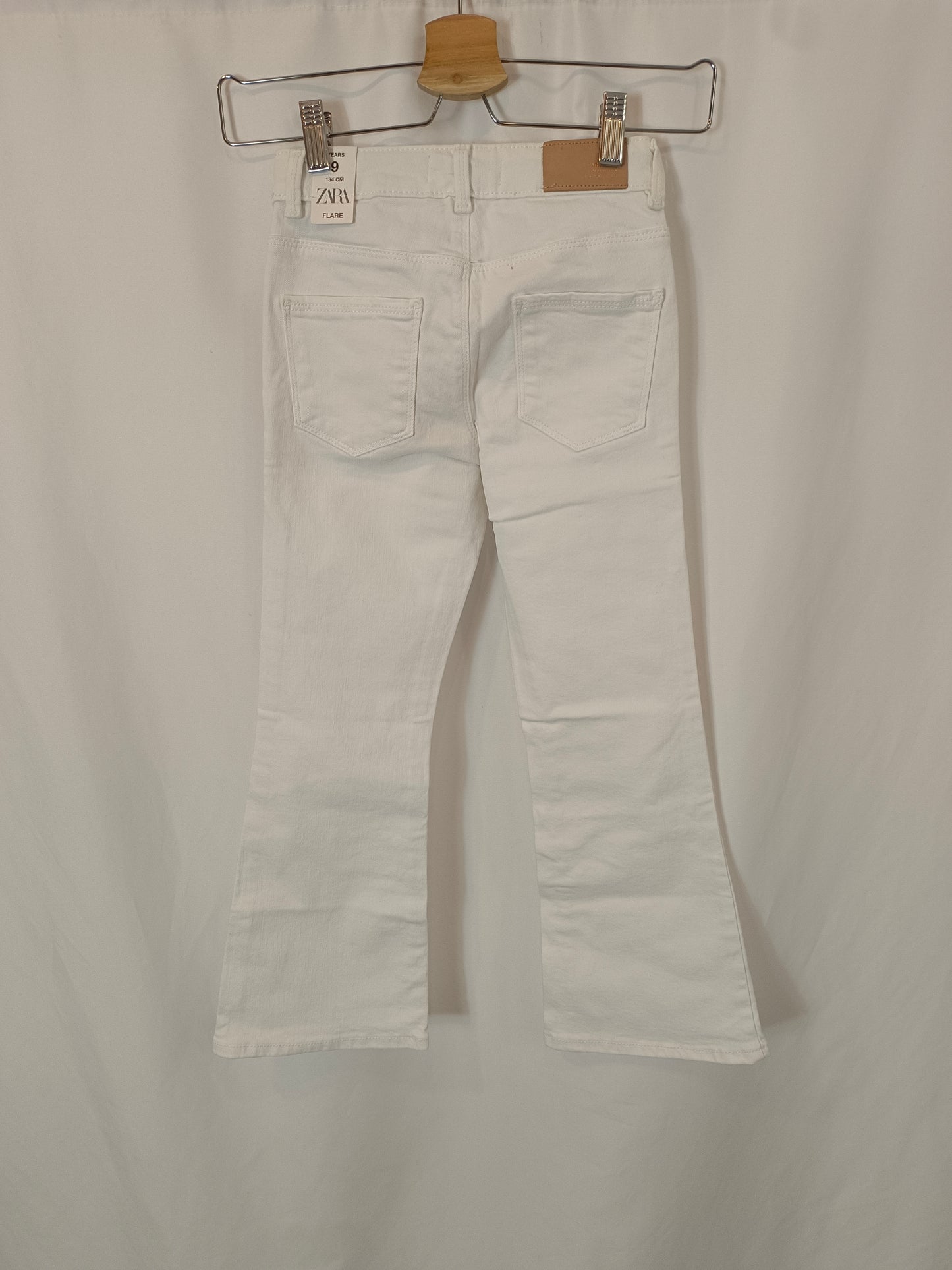 ZARA. White flared trousers, size 9 years