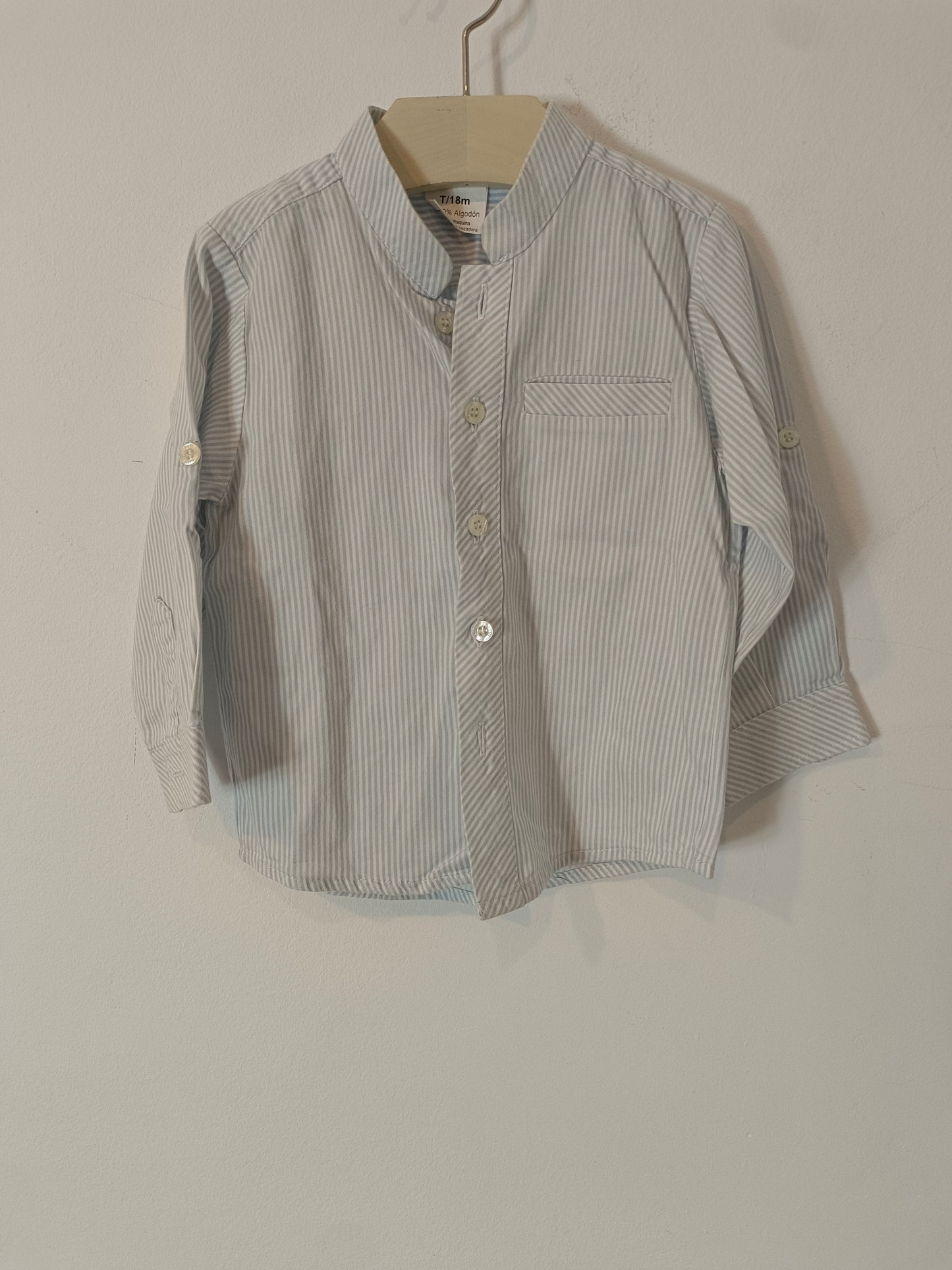 OTRAS. Camisa blanca y azul rayas T.18 meses