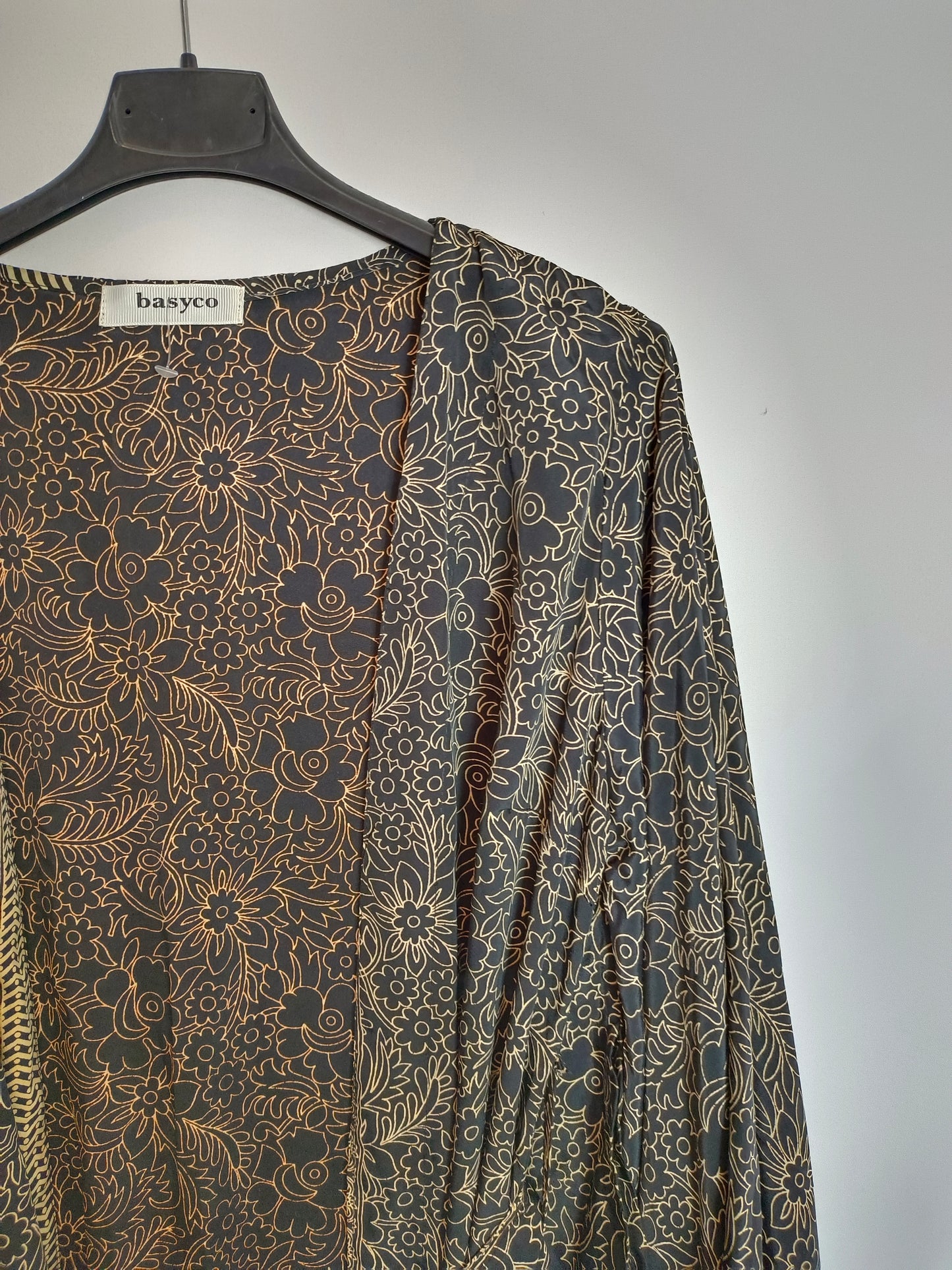 BASYCO. Kimono negro flores TU(m)