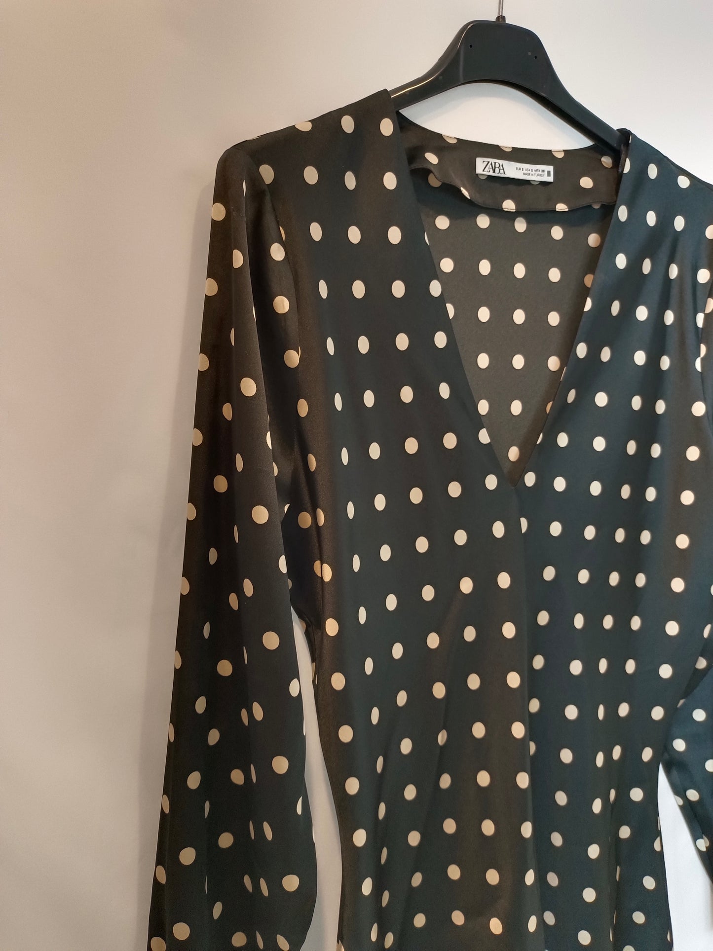 ZARA. Vestido negro lunares T.s