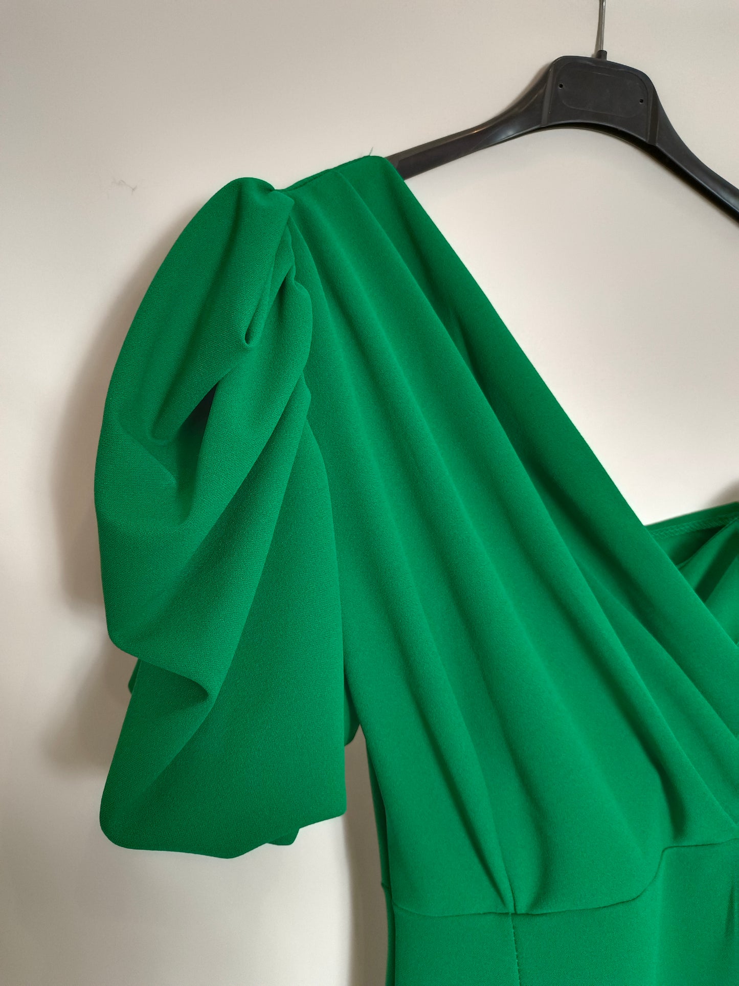 BOOHOO. Vestido largo verde asimétrico T.38