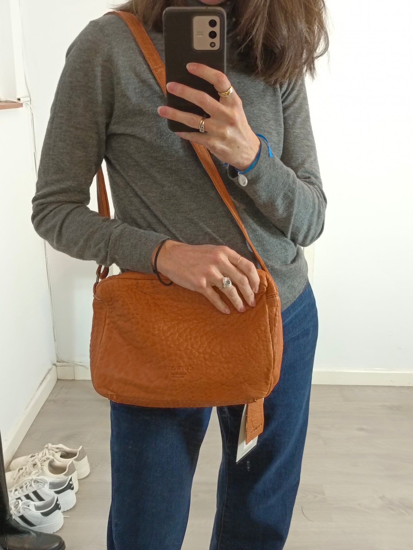 CUIROTS. Bolso textura camel piel