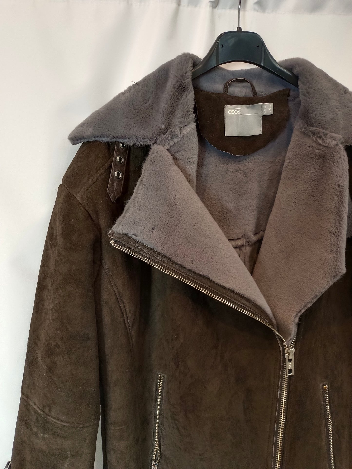 ASOS. Biker marrón piel con detalle pelo T.36