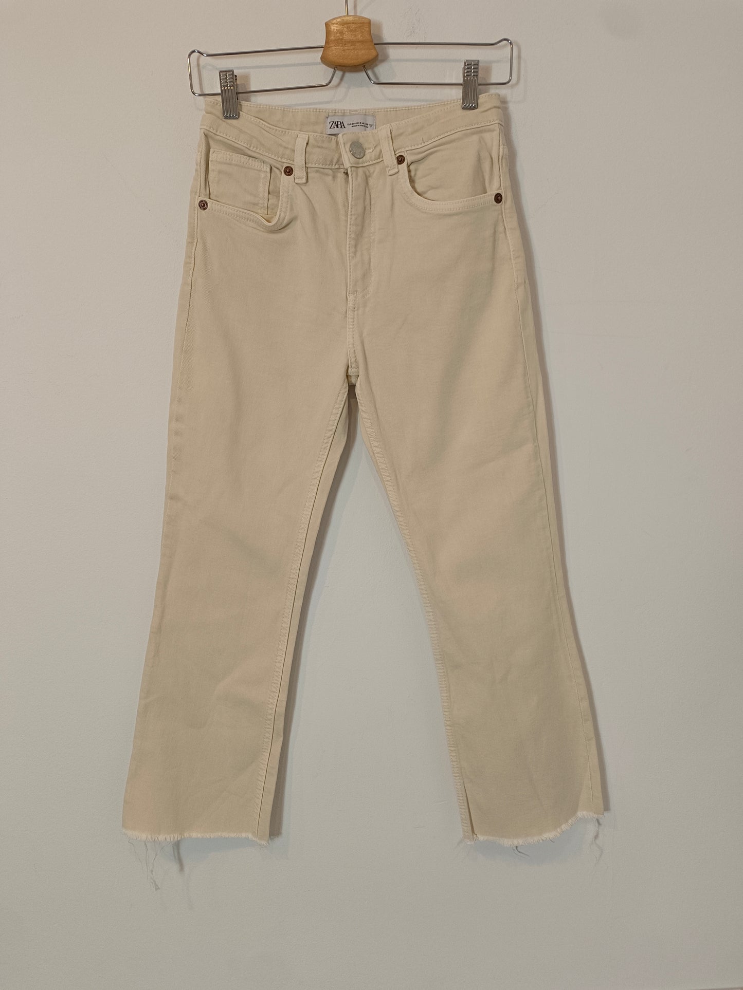 ZARA. Pantalón beige denim acampanado T.36